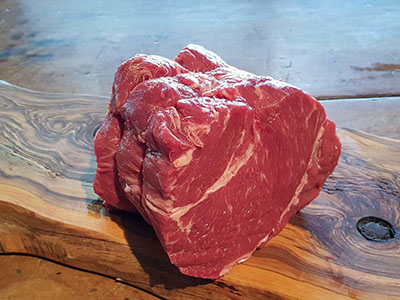 Trong những năm gần đây, cùng với sự phát triển của xu hướng sống xanh và ăn sạch, thịt bò mát đang dần trở thành lựa chọn ưu tiên của người tiêu dùng thông minh, đặc biệt tại các đô thị lớn, nhà hàng và bếp gia đình. Khác biệt hoàn toàn so với thịt bò đông lạnh truyền thống, thịt bò mát chinh phục người dùng nhờ độ tươi, kết cấu mềm ngọt, hương vị đậm đà và quy trình bảo quản hiện đại đạt chuẩn quốc tế.