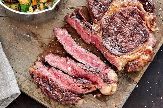 Thăn bò và thăn lưng bò thượng hạng, mềm mọng, béo ngậy. Lựa chọn hoàn hảo cho món beefsteak, nướng tảng tại gia.