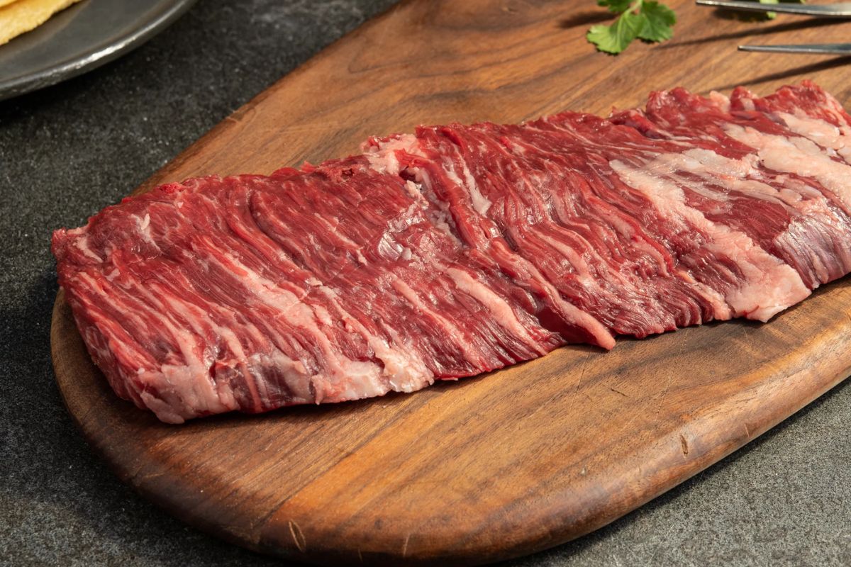 Thăn bò và thăn lưng bò thượng hạng, mềm mọng, béo ngậy. Lựa chọn hoàn hảo cho món beefsteak, nướng tảng tại gia.