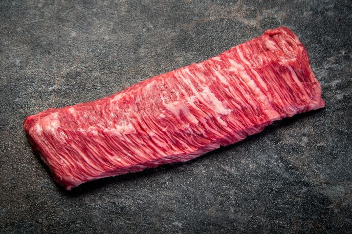 Thăn bò và thăn lưng bò thượng hạng, mềm mọng, béo ngậy. Lựa chọn hoàn hảo cho món beefsteak, nướng tảng tại gia.
